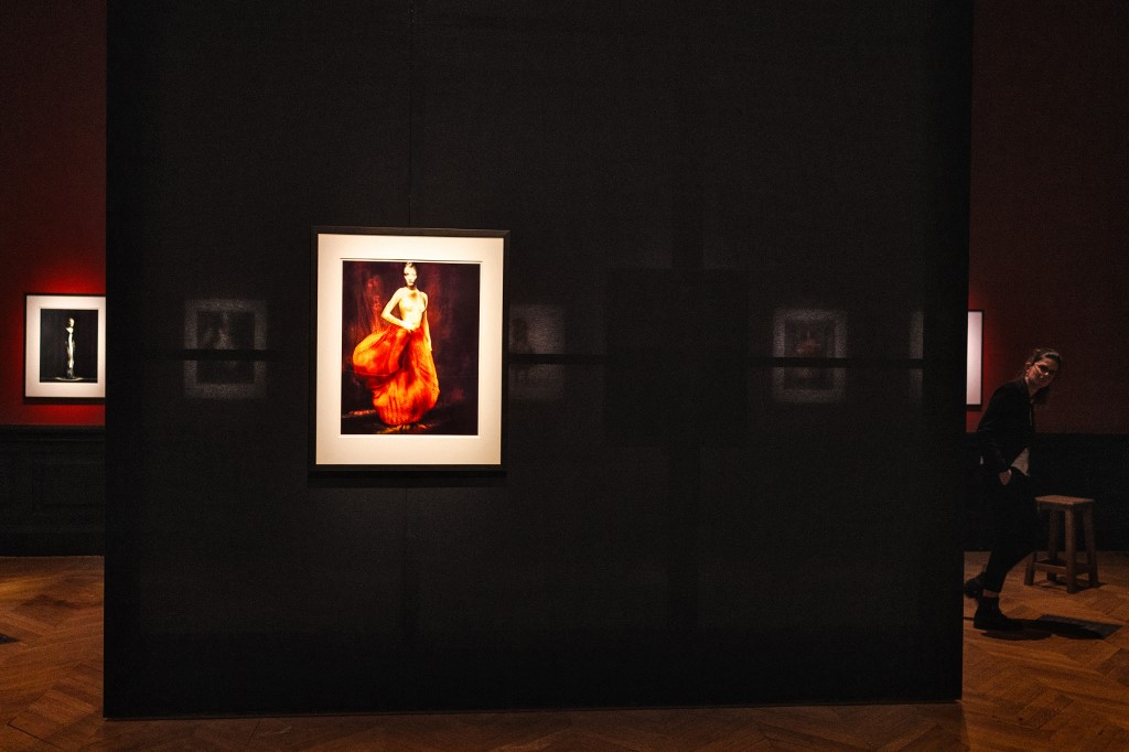 معرض في باريس لأعمال مصور الموضة الإيطالي باولو روفرسي